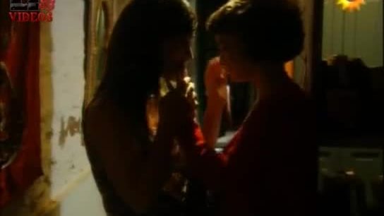 Video de Celeste cid en para vestir santos beso lesbiana pela tetas