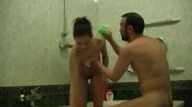 Jeune beurette qui baise sous la douche