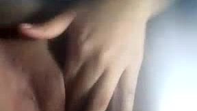 Mandandose dedo por la vagina