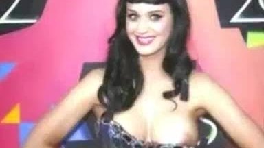Katy Perry descuidos de famosas cantando