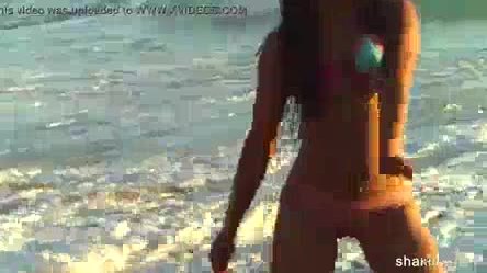 Hottie shakin her booty on a public beach